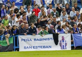 Amigos y fans de Babin, en el Suárez Puerta en la final por el ascenso ante el Rayo Majadahonda.