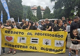 Un grupo de docentes asturianos protestando hoy en Oviedo.