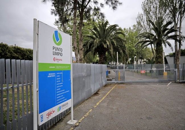 Punto limpio de Emulsa en las instalaciones de la Cámara de Comercio de Gijón.