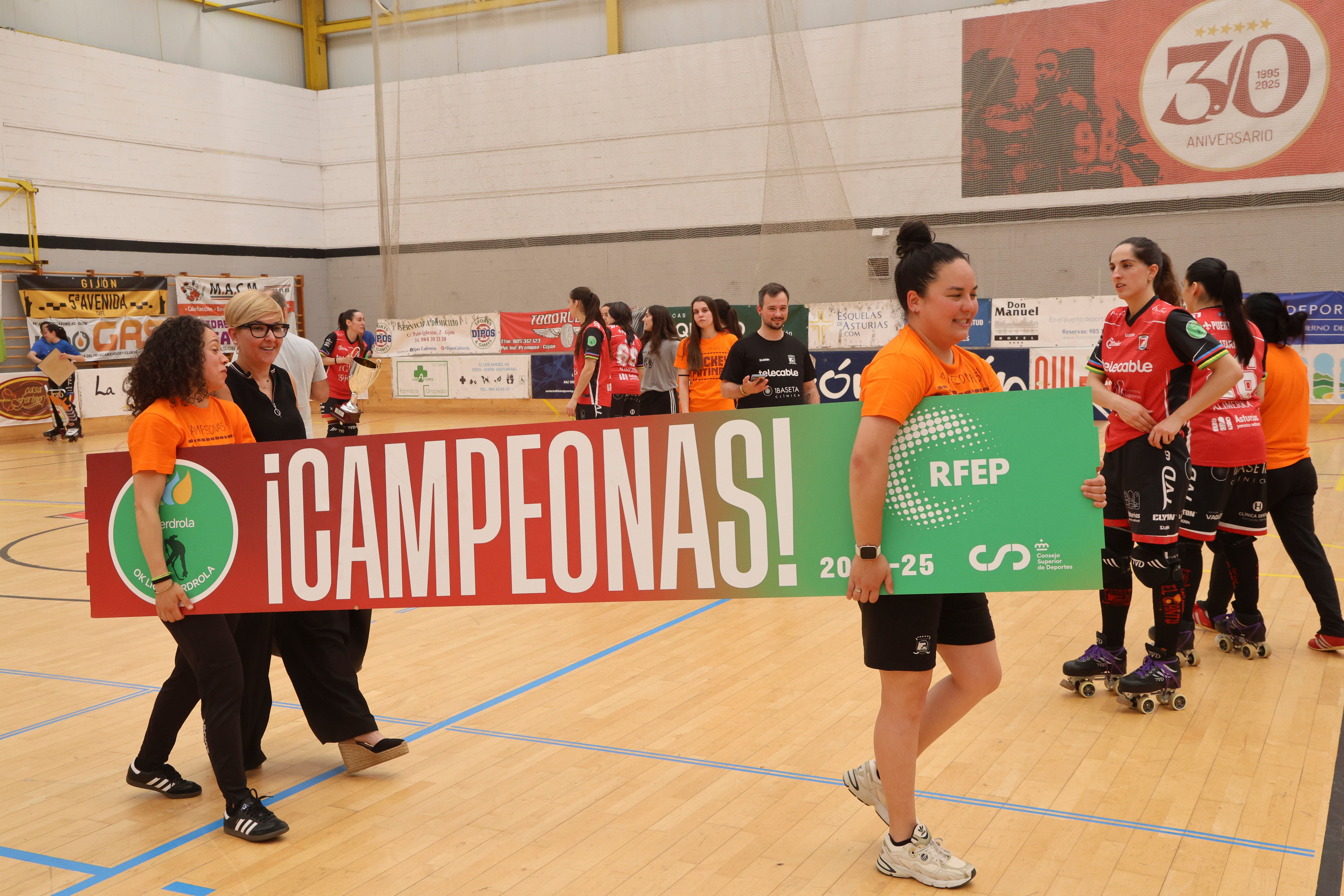 Entre la alegría y el llanto: las imágenes del último partido del Telecable Hockey