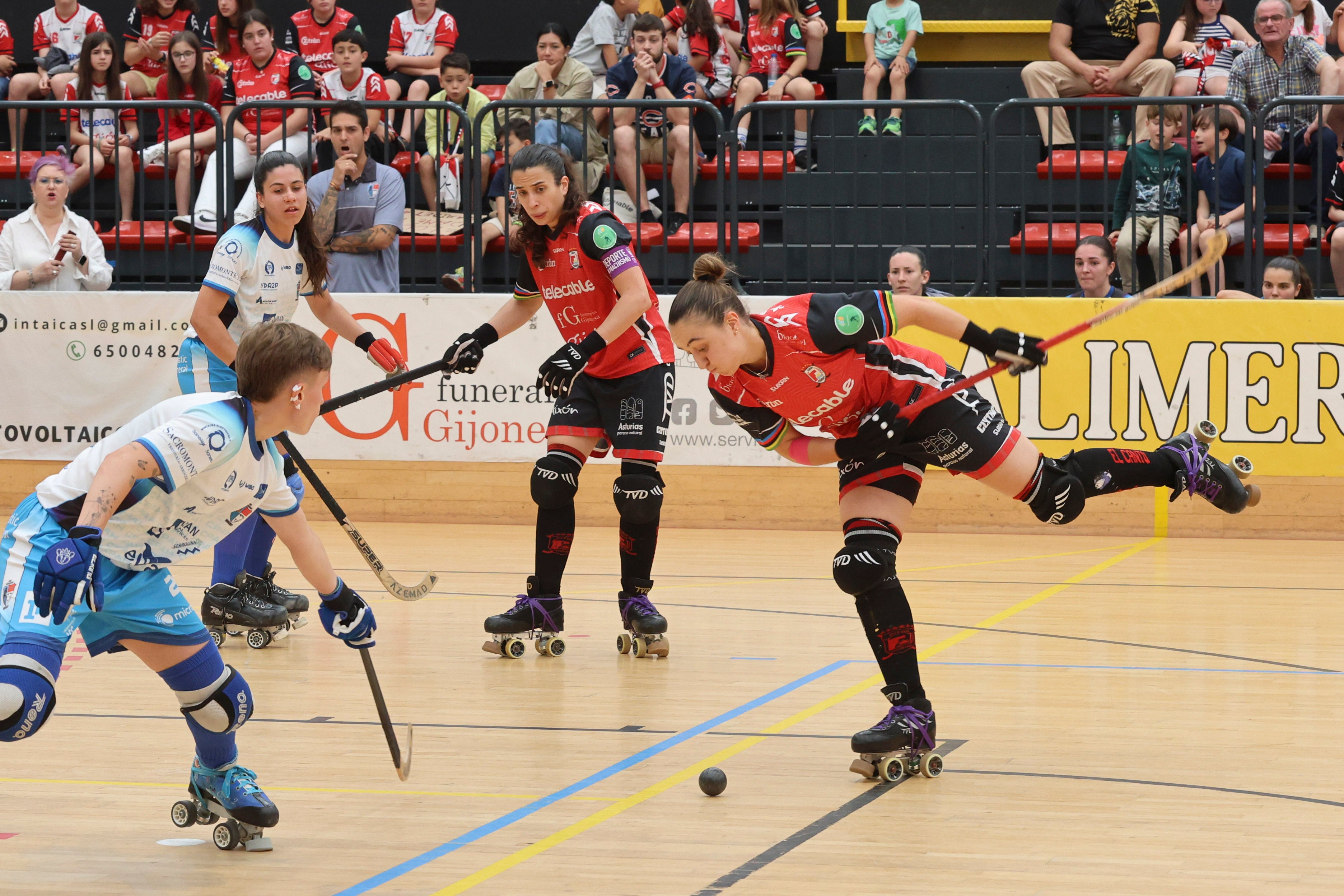 Entre la alegría y el llanto: las imágenes del último partido del Telecable Hockey