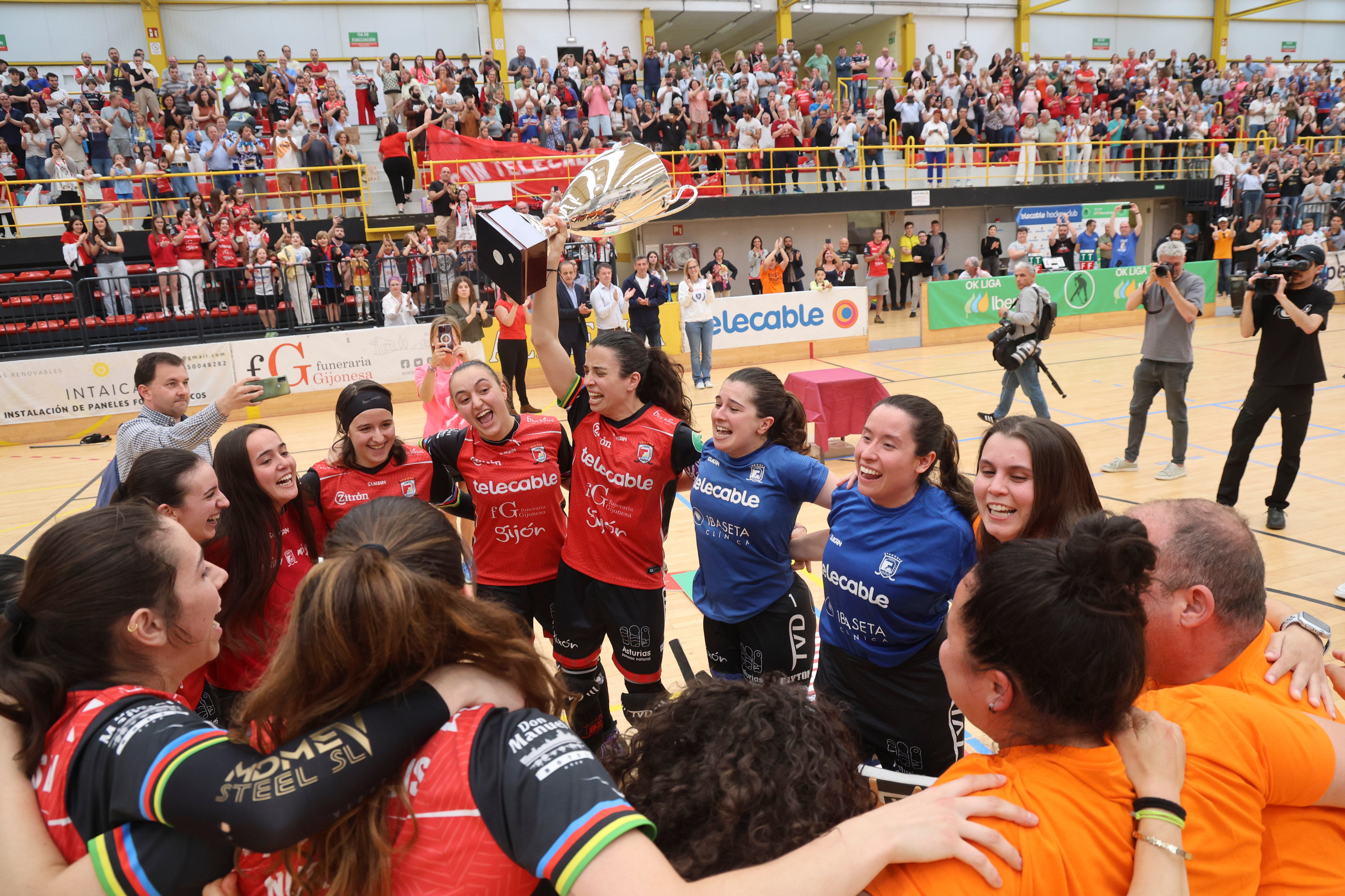 Entre la alegría y el llanto: las imágenes del último partido del Telecable Hockey