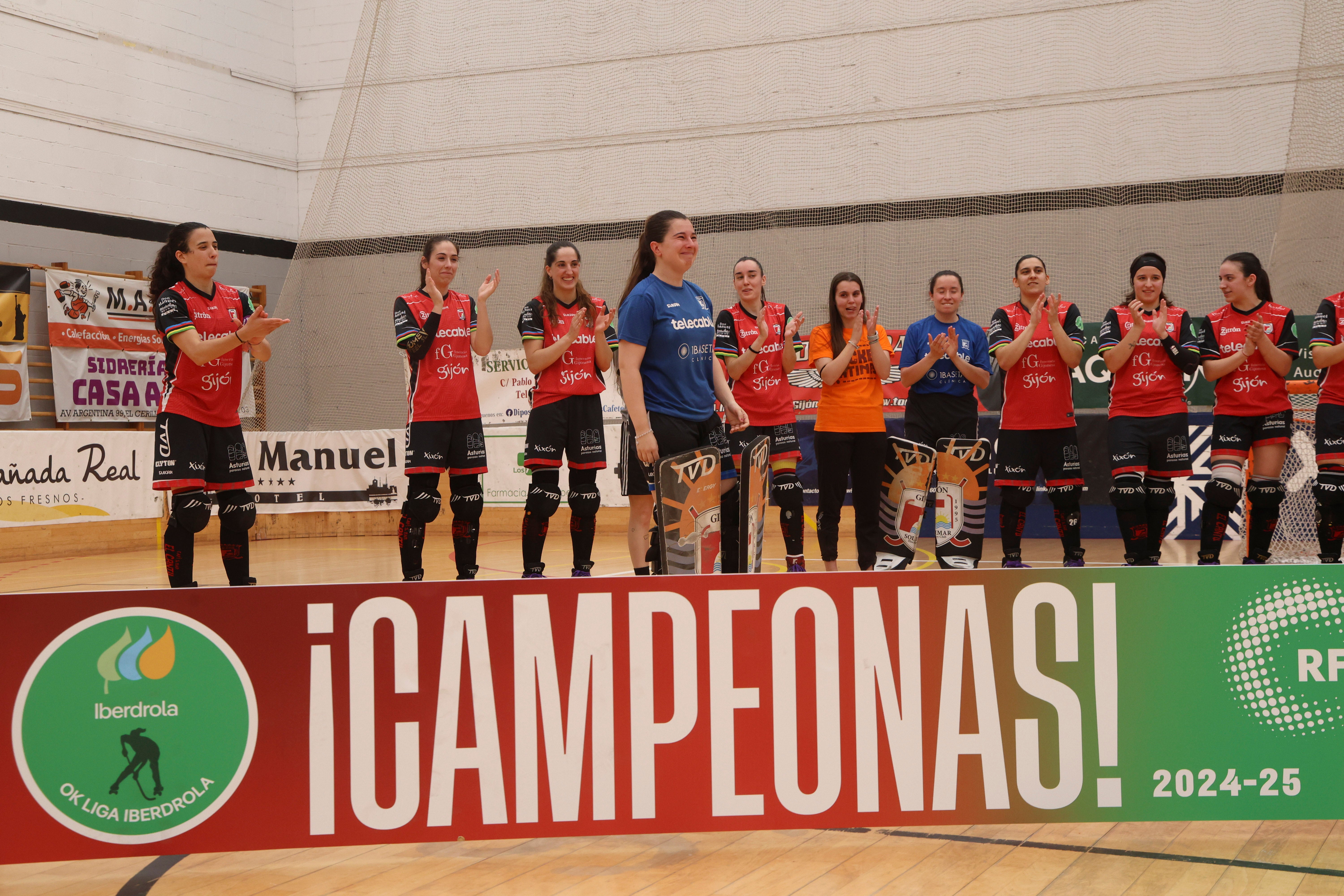 Entre la alegría y el llanto: las imágenes del último partido del Telecable Hockey