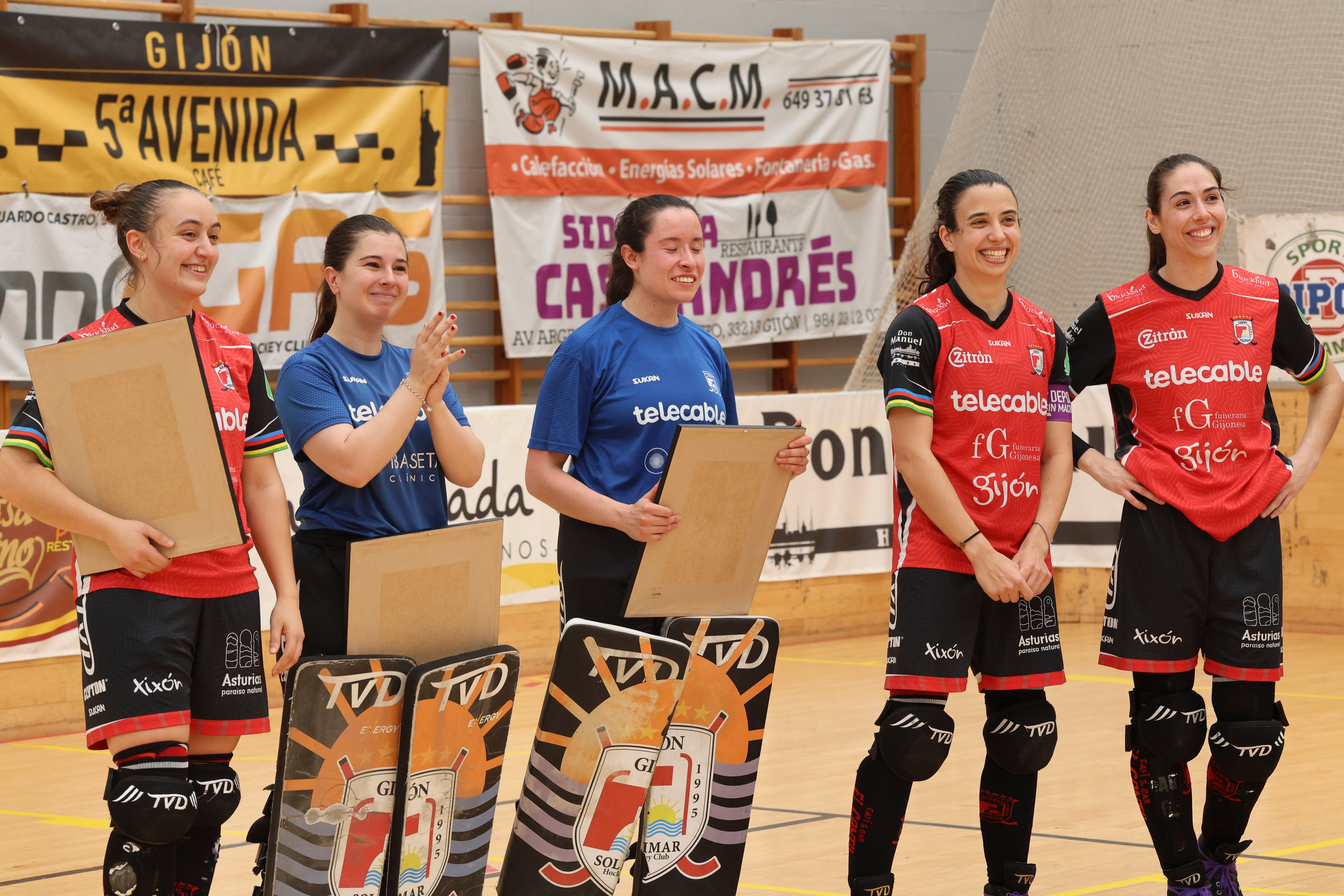Entre la alegría y el llanto: las imágenes del último partido del Telecable Hockey