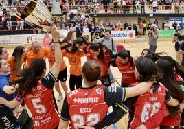 Las jugadoras del Telecable celebran el título de la OK Liga en Mata Jove.