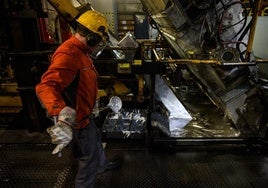 Un trabajador de la planta de Arcelor en Eisenhüttenstadt.