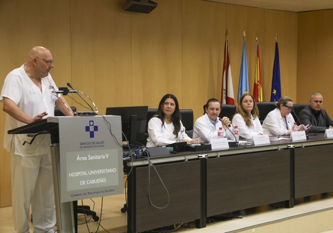 Arturo Martínez, jefe de estudios, se dirige a los nuevos residentes en presencia de Isabel García Fouces, Iván Pidal, Marisa Sánchez, Isabel Prieto Méndez y Juan José Alonso Ordiales.