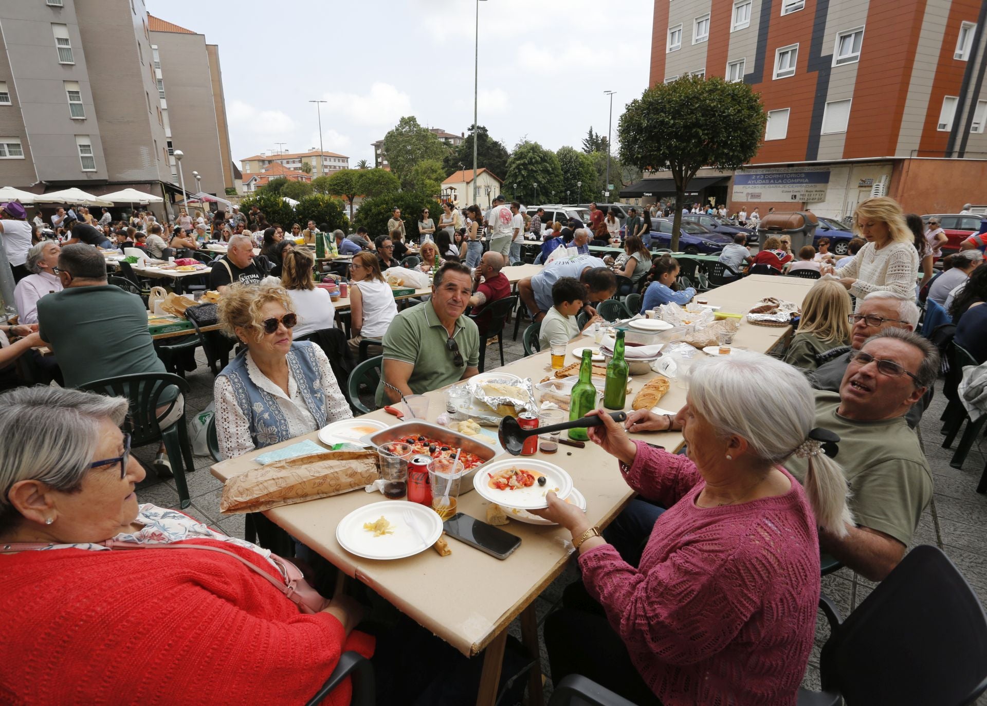 La fiesta anima la comida en Villalegre