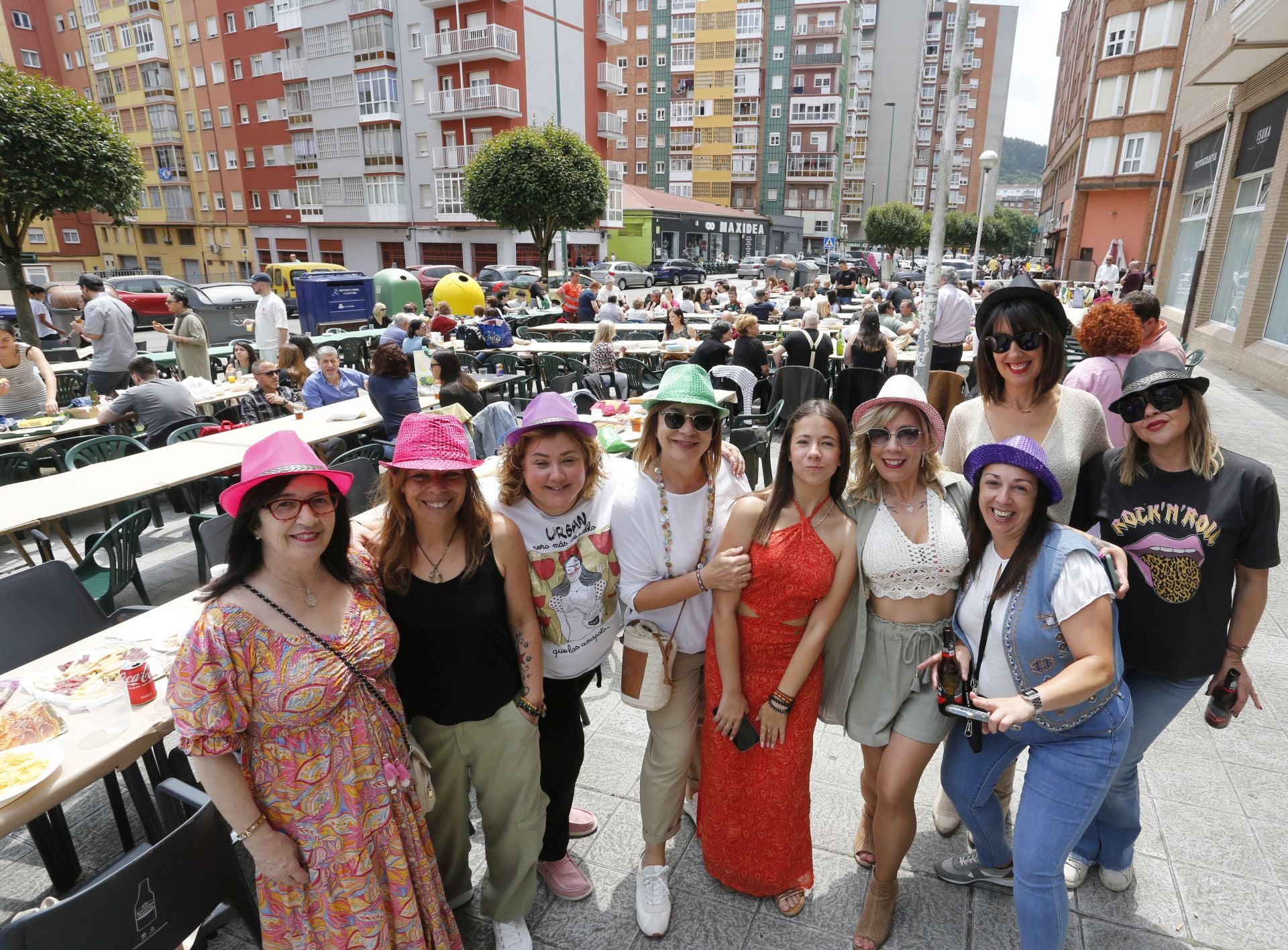 La fiesta anima la comida en Villalegre