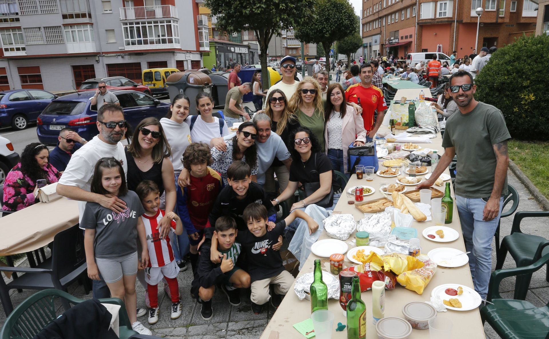 La fiesta anima la comida en Villalegre