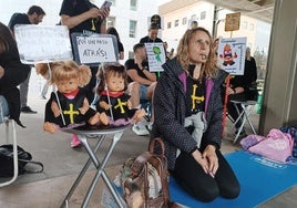 Protesta de docentes esta mañana a las puertas del Easmu, donde tiene lugar la reunión entre sindicatos educativos y Principado.