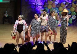 Mikel Reyes, entre participantes en el desfile, decidió subirse al escenario tras sufrir cáncer de mama, para visibilizar que esta enfermedad también afecta a varones.