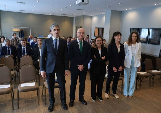 Julián Conthe, director general de Política Comercial del Ministerio de Economía; José Marcos Fernández, director territorial de Empresas Norte de Unicaja; María Calvo, presidenta de Fade; Nieves Díaz, directora territorial de Comercio e Icex Asturias; y Marta Blanco, presidenta de la Comisión de Relaciones Internacionales de CEOE.