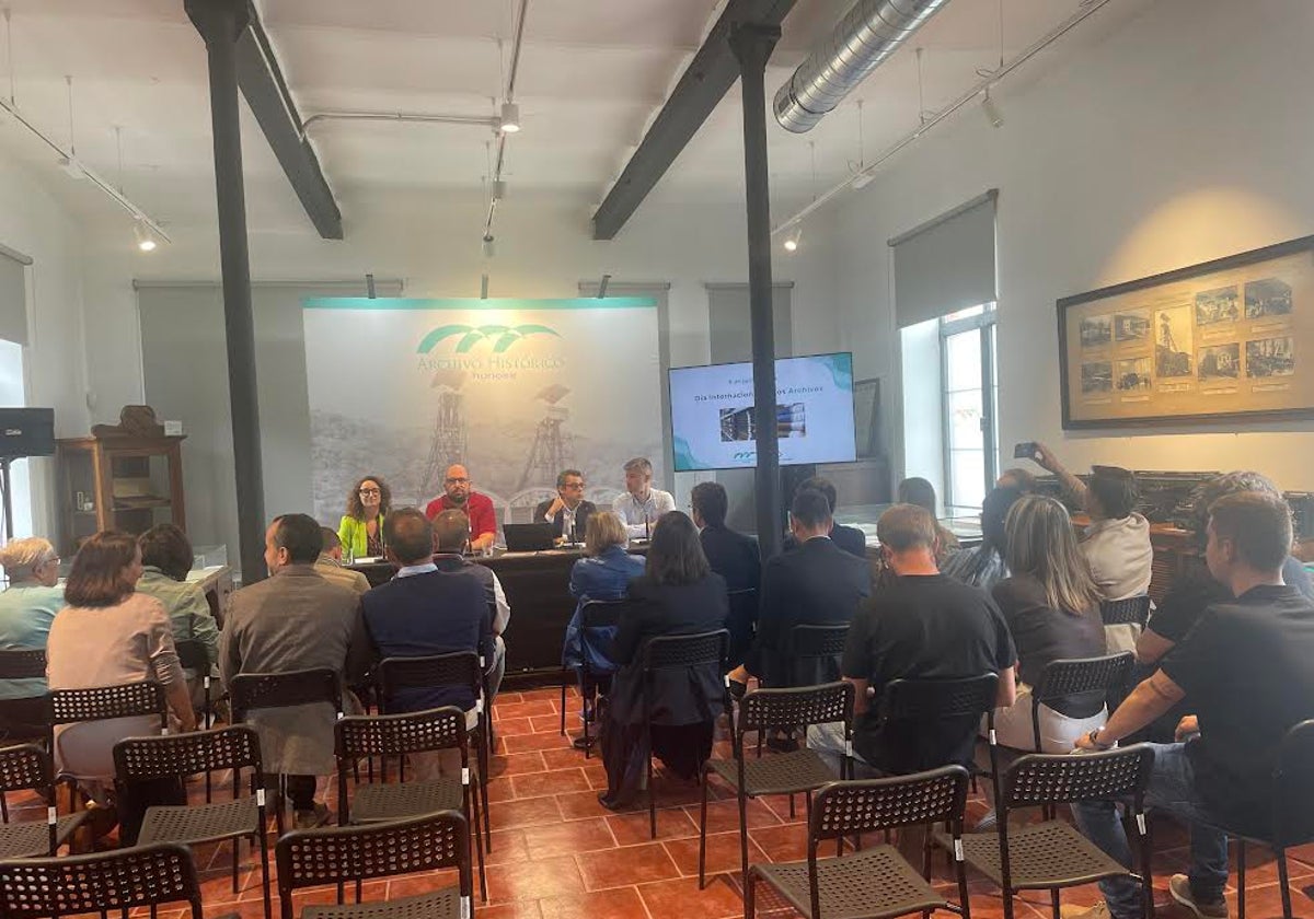 Presentación del nuevo sistema de digitalización en el Archivo Histórico de Hunosa