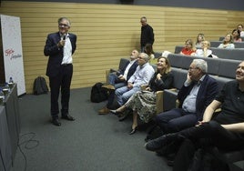 Juan Carlos Alcaide durante la ponencia inaugural del foro sobre la economía plateada celebrado, ayer en la Antigua Escuela de Comercio de Gijón.
