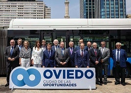 José Luis Martínez-Almeida y Alfredo Canteli, en el centro, rodeados de representantes de la política y la empresa.