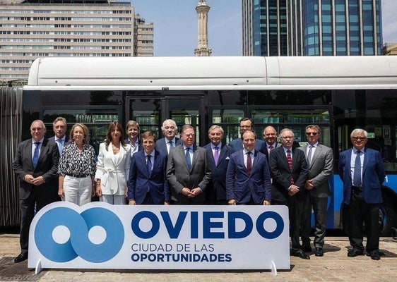 José Luis Martínez-Almeida y Alfredo Canteli, en el centro, rodeados de representantes de la política y la empresa.