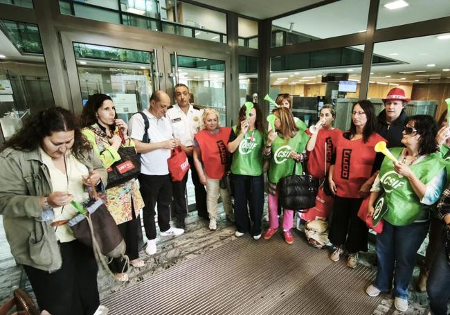 Trabajadores del ERA, a las puertas del Easmin, antes de su encierro.