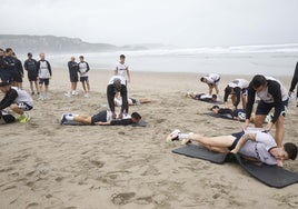La pretemporada del Real Avilés el año pasado incluyó algunas sesiones en la playa de Salinas.