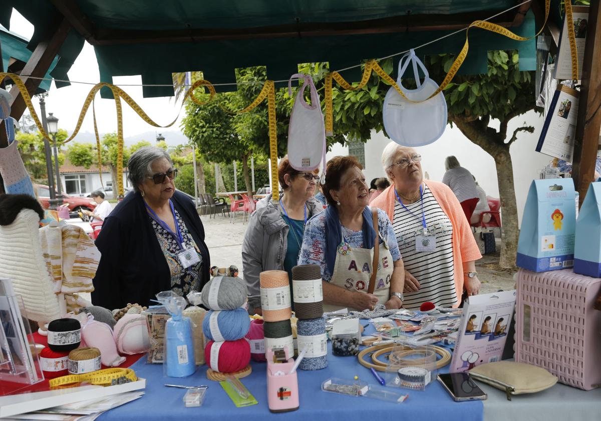 Decenas de mujeres disfrutaron del encuentro de tejedoras de Soto del Barco.