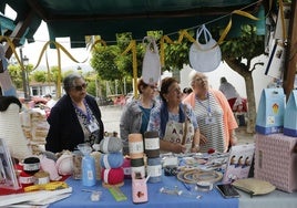 Decenas de mujeres disfrutaron del encuentro de tejedoras de Soto del Barco.