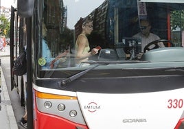 Una usuaria, pagando con la Tarjeta Ciudadana al subir a un autobús de EMTUSA.