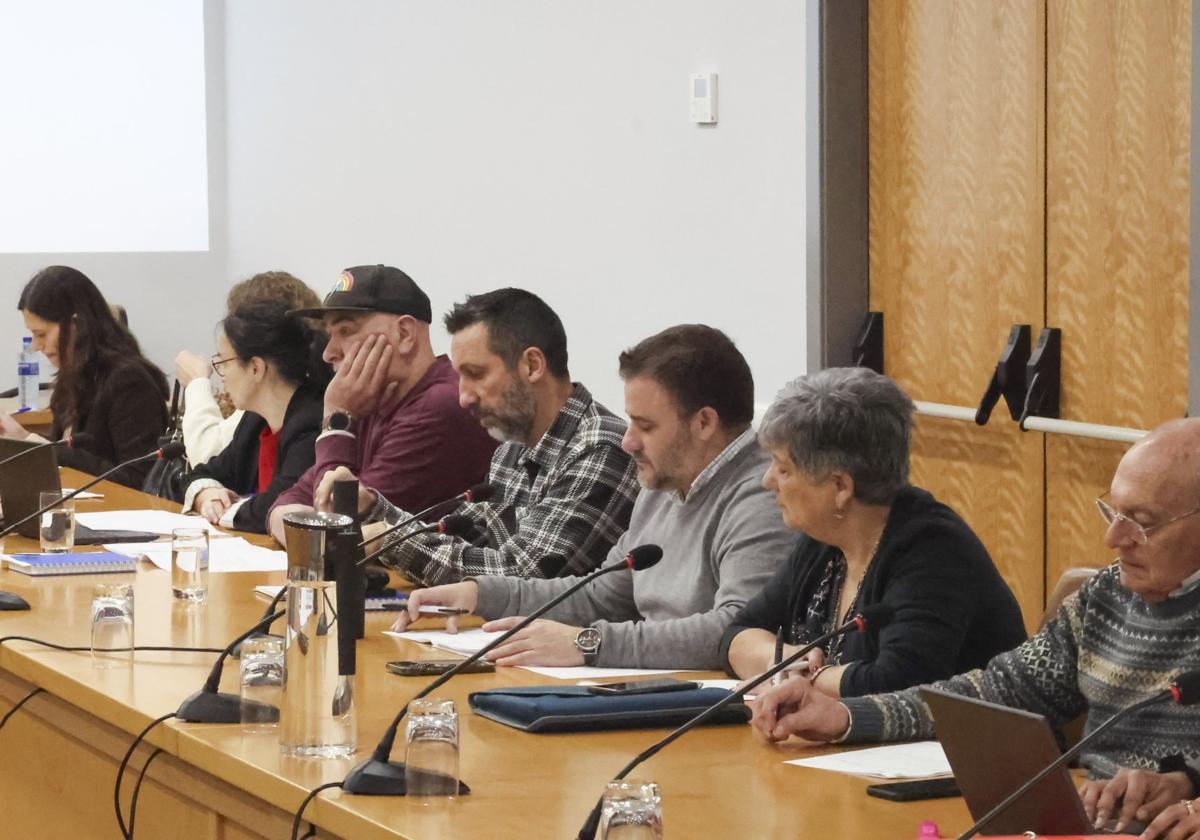 Las comunidades de vecinos «en pie de guerra» con la oficina técnica de Castrillón