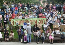 Los vecinos congregados en torno a una gran pancarta que reza 'El Campillín no se toca'.