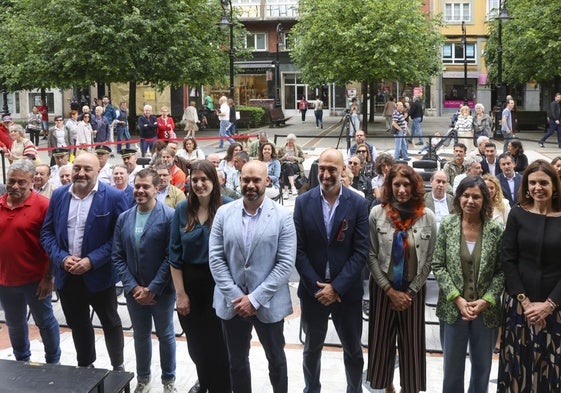 Presentación de la programación del verano gijonés en el paseo de Begoña, delante del Teatro Jovellanos.