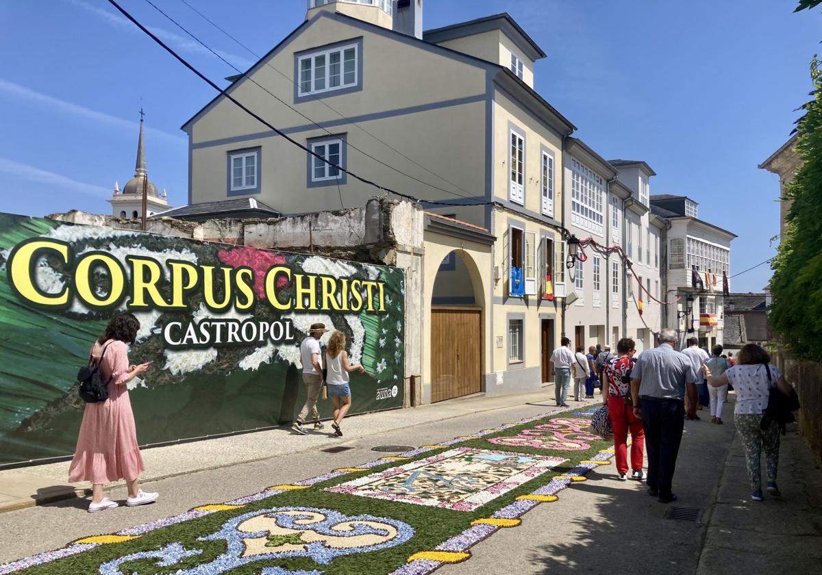 Alfombras florales del Corpus Christi en Castropol, fiesta declarada de Interés Turístico del Principado.