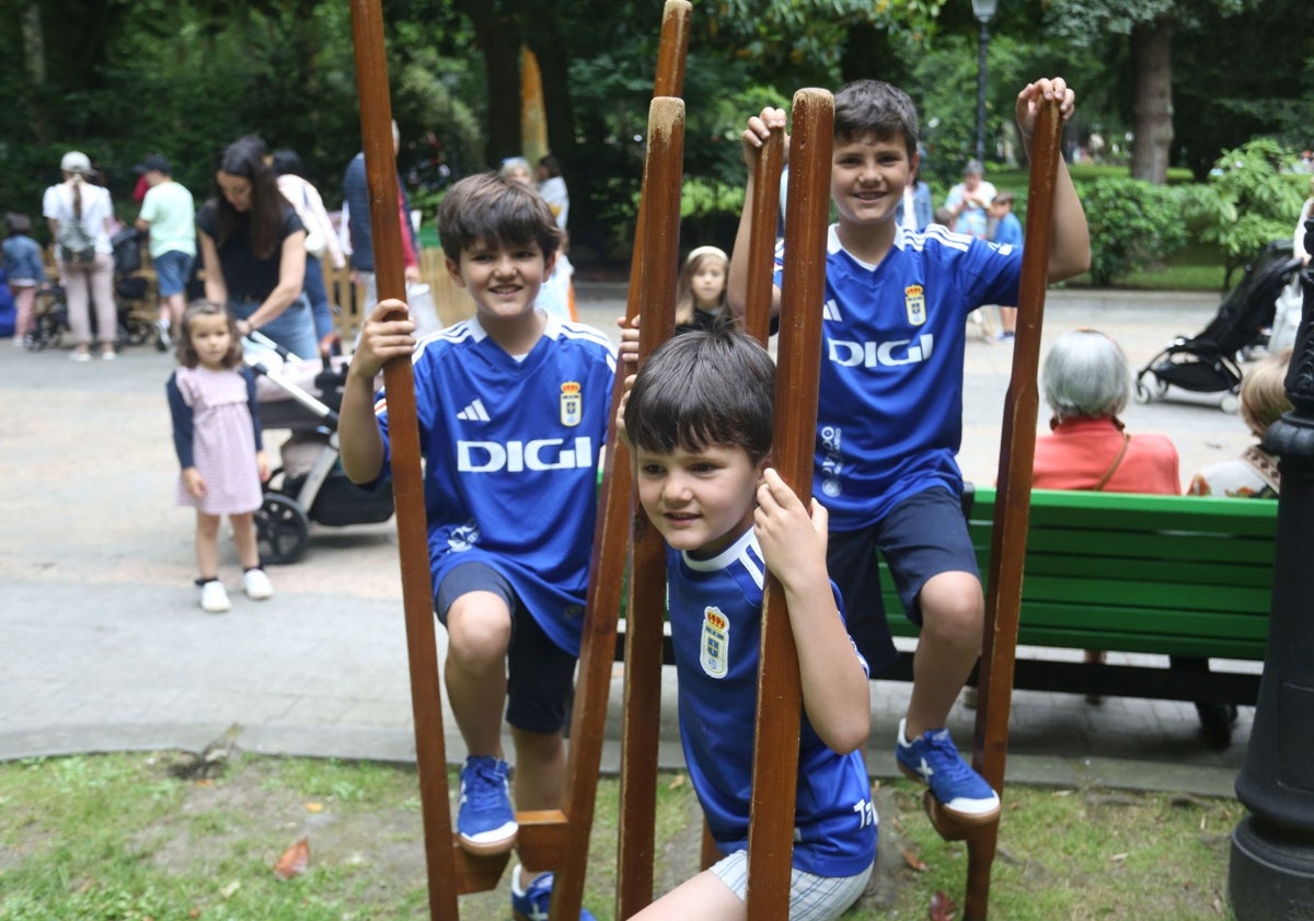 Imagen principal - Son muchos los oviedistas que lucen la camiseta del Real Oviedo.