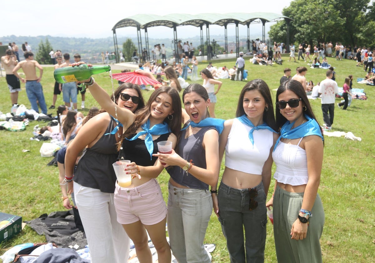 Imagen principal - El parque Purificación Tomás, lleno de jóvenes.