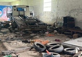 Interior de la nave abandonada en El Salín, en la ría de Villaviciosa.
