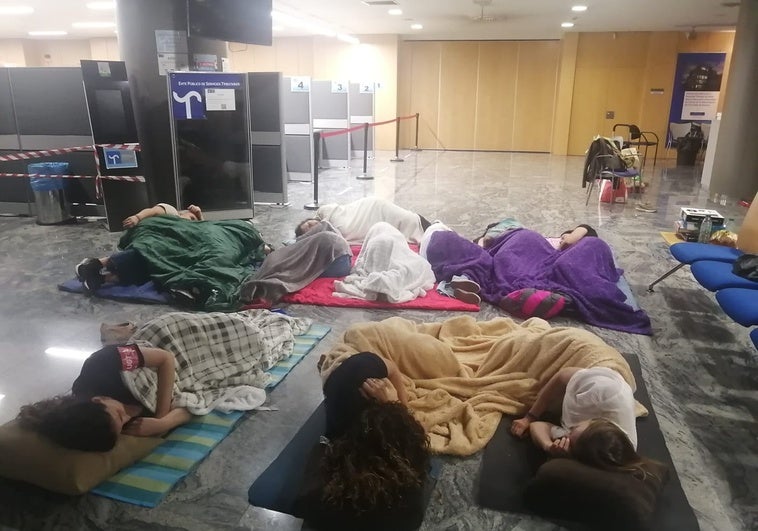 Parte de los representantes sindicales de los comités del ERA y de la Consejería de Derechos Sociales y Bienestar, durmiendo en el suelo de la Consejería de Hacienda
