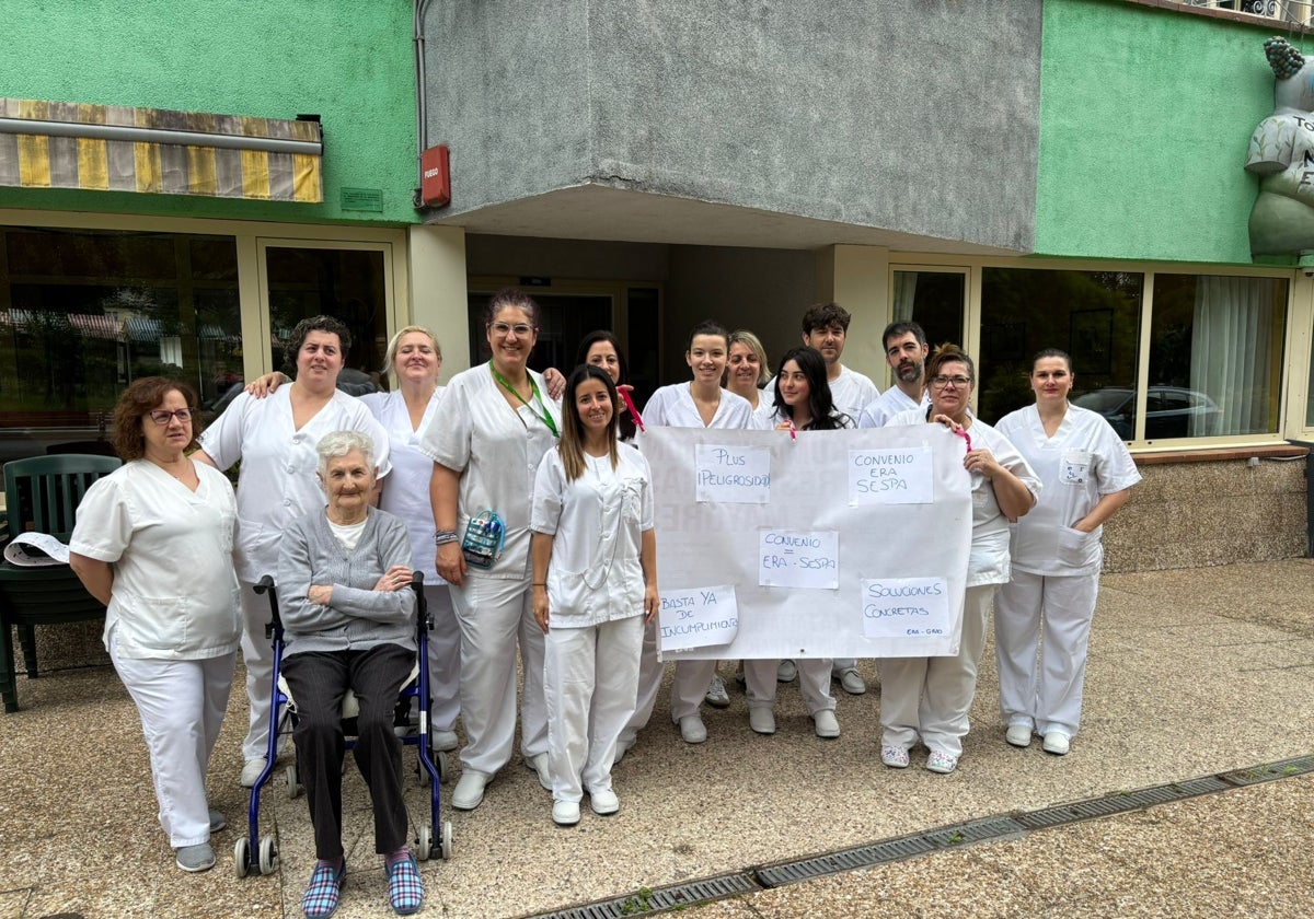 Imagen de una de las concentraciones de protesta del personal del ERA, esta en la residencia pública de Grado.