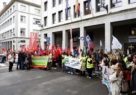 Protesta de las educadoras ante consejería el mes pasado.