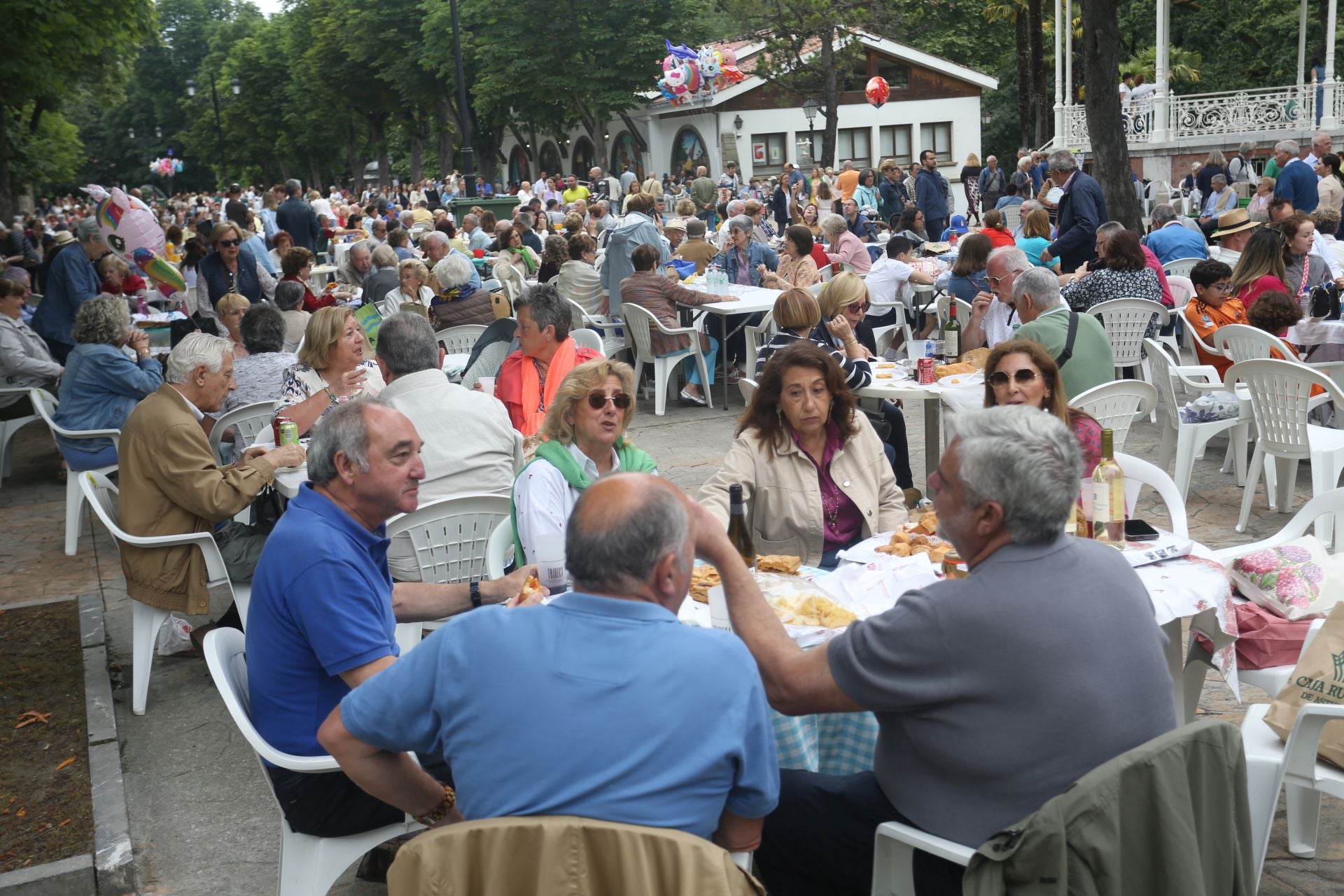 Oviedo cumple con la tradición y toma el centro en el Martes de Campo