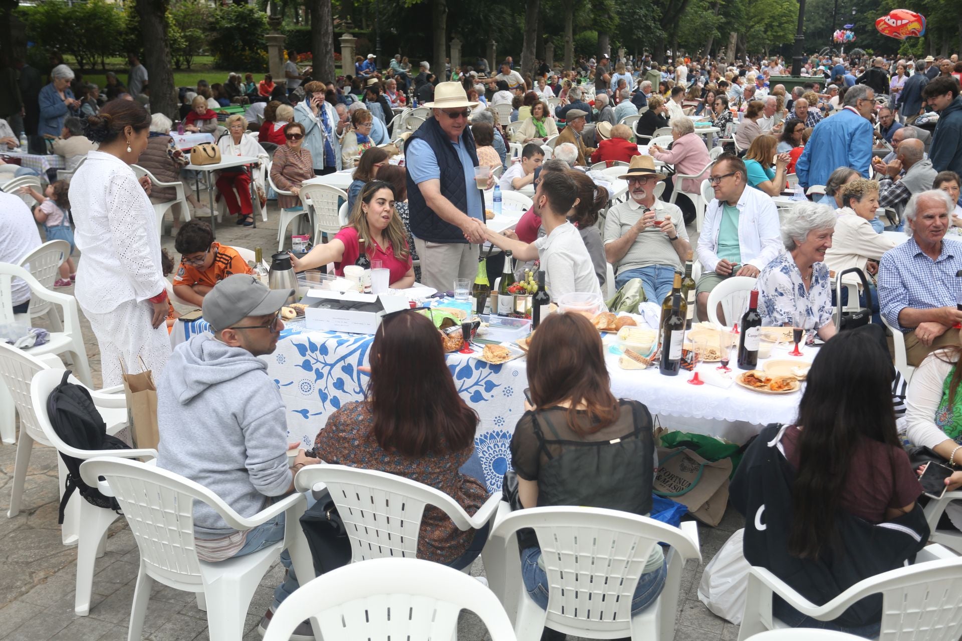 Oviedo cumple con la tradición y toma el centro en el Martes de Campo