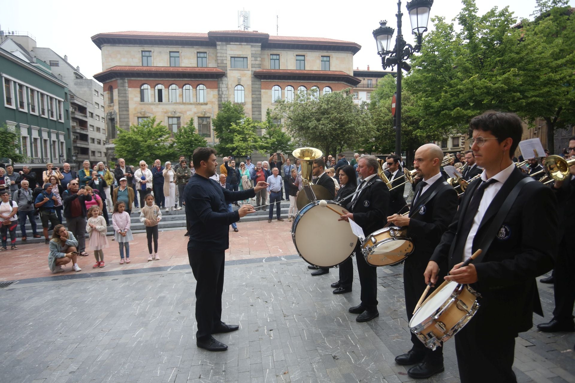 Oviedo cumple con la tradición y toma el centro en el Martes de Campo