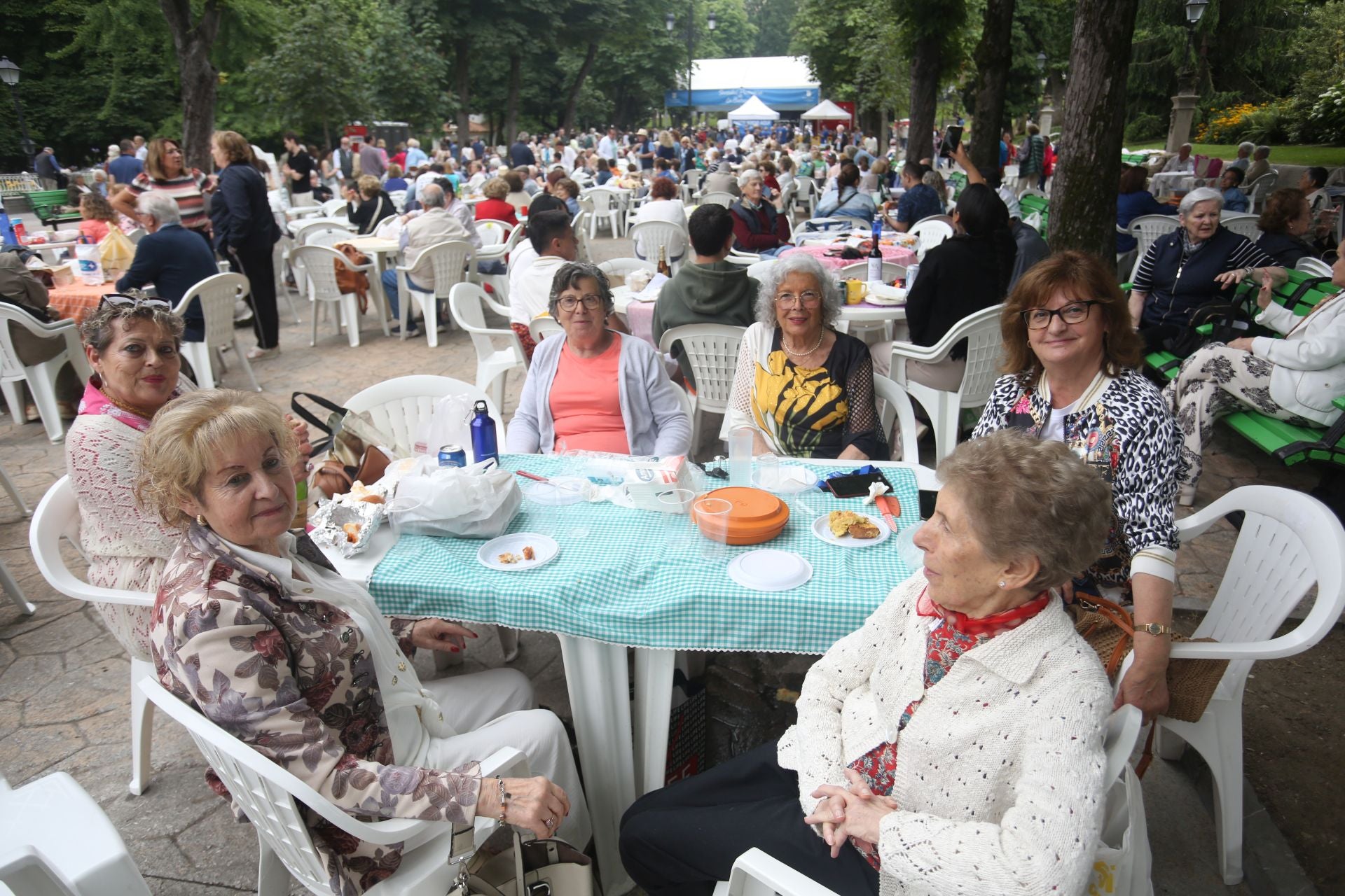 Oviedo cumple con la tradición y toma el centro en el Martes de Campo