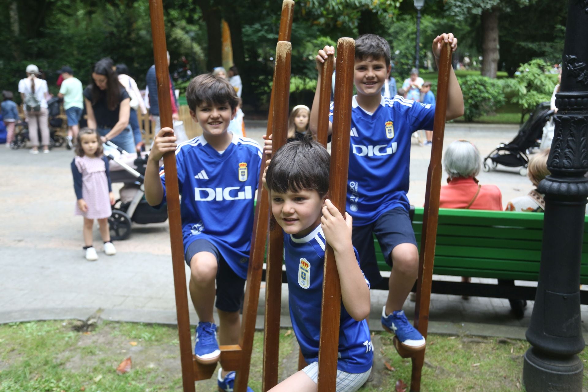Oviedo cumple con la tradición y toma el centro en el Martes de Campo