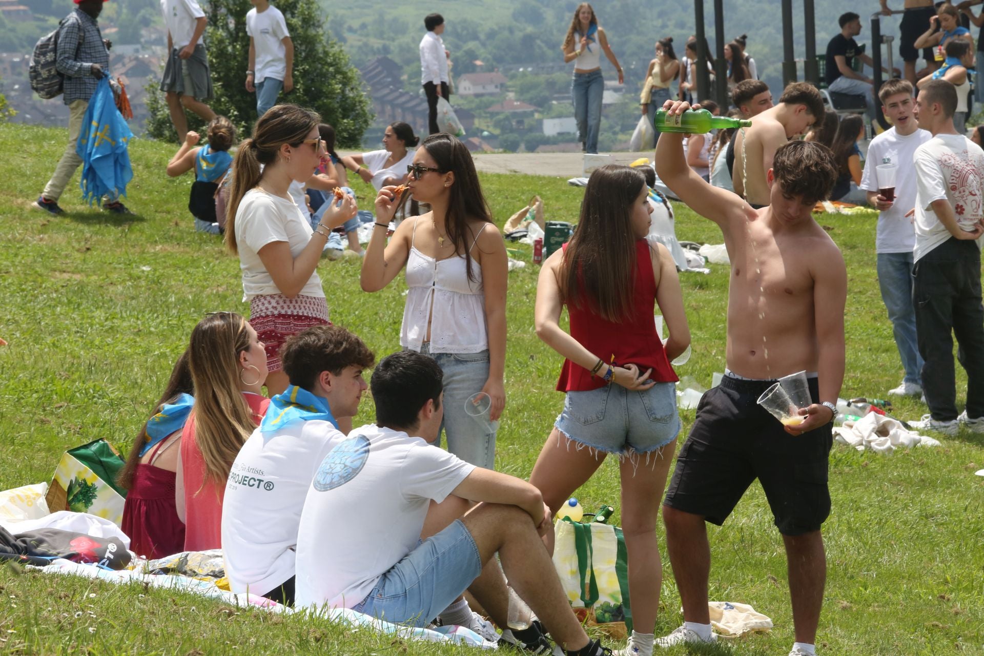 Oviedo cumple con la tradición y toma el centro en el Martes de Campo