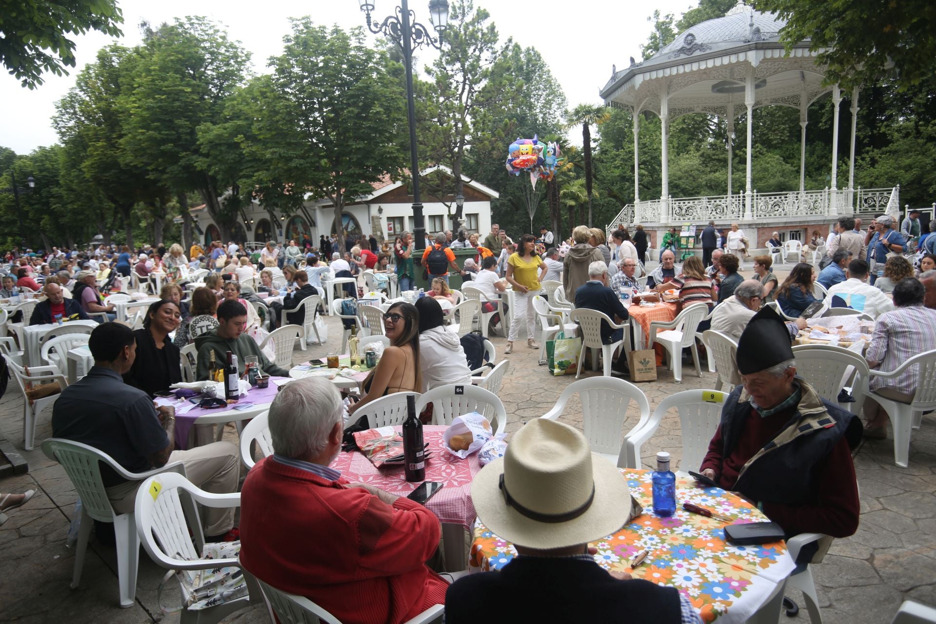 Oviedo cumple con la tradición y toma el centro en el Martes de Campo