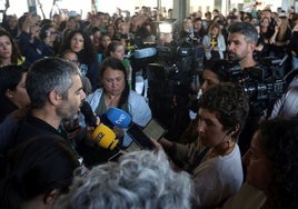 Borja Llorente, de CC OO, ejerciendo de portavoz de los sindicatos ayer para explicar el preacuerdo ante los medios y los docentes manifestados.