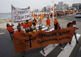 Los docentes de la concertada hicieron una marcha hasta el Ayuntamiento de Gijón.