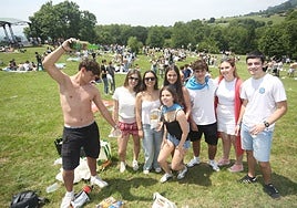 Un joven escanciando sidra para su grupo de amigos en el parque Purificación Tomás.