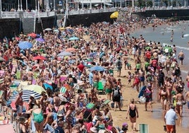 Playa de San Lorenzo, en Gijón, abarrotada de bañistas en verano.