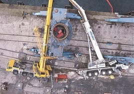 Estado en el que quedaron las dos grúas del puerto de Gijón que debían de haber sujetado el casetón de la estrutura que se estaba desmontando y que se precipitó al fondo del mar.
