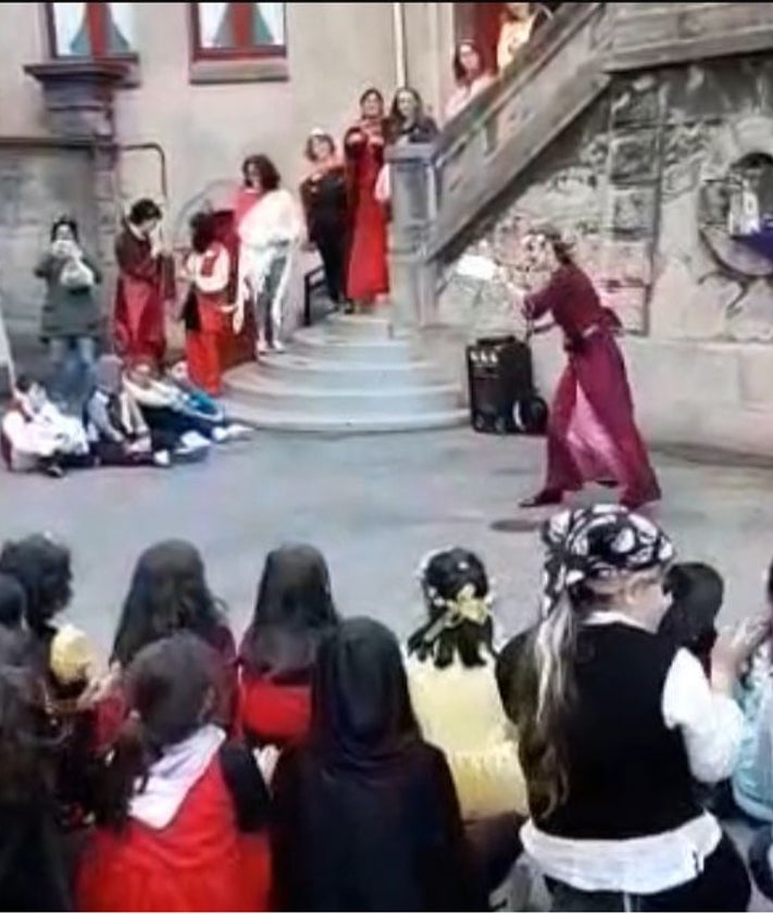 Imagen secundaria 2 - Alumnado del colegio San Lorenzo celebrando la 'Noche en el Castillo'.