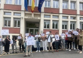 Protesta de los funcionaros contra la supresión de la unidad de violencia de género en el juzgado de Pola de Siero.